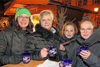 Anbieter und Besucher des Werdauer Weihnachtsmarktes sind zufrieden - Auch dieses Quartett hatte viel Spaß bei einem Besuch des Werdauer Weihnachtsmarktes.