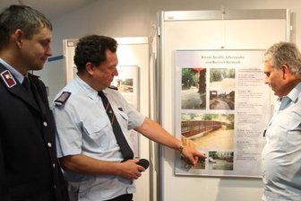 Anblick der Bilder weckt viele Erinnerungen - Lars Wagner, Stadtwehrleiter Mario Tödtling und Oberbrandmeister Michael Schmidt (von links) von der Schwarzenberger Feuerwehr haben die Stunden der Flut im Jahr 2002 im Dauereinsatz miterlebt.