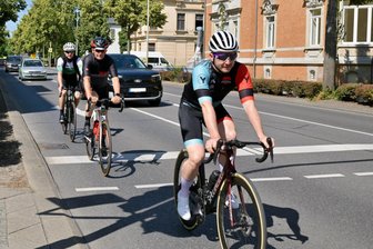 „Andere buhlen um Radtouristen und wir fahren sie über den Haufen“ - Hat Zwickau ein Problem mit aggressiven Autofahrern? - Toni Bretschneider (vorn) ist in Zwickau oft mit dem Rennrad unterwegs. Dabei bekommt er es immer wieder mit aggressiven Autofahrern zu tun.