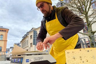 Andere haben den Käse-Maik - das Vogtland kauft jetzt bei Käse-Markus - Auch bei der Verpackung wird nicht an der falschen Stelle gespart. Markus Kairies schlägt seinen Käse nur in Käsepapier ein. „Frischhaltefolie? Um Gotteswillen.“