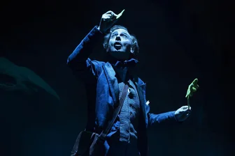 Andersen auf der Bühne in Leipzig: Autor sucht Märchen - Eine bunte Reise durch fantastische Welten - Hans Christian Andersen (Wenzel Banneyer) fällt nichts mehr ein - und so begibt er ich auf eine bunte Reise.