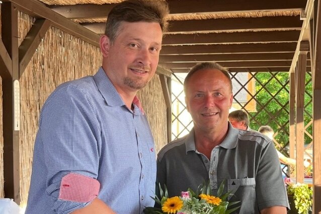 André Rösch gewinnt Bürgermeisterwahl in Großrückerswalde - Jens-Uwe Albrecht, Fraktionschef von Pro Großrückerswalde, gratuliert André Rösch (links) zum Sieg bei der Bürgermeisterwahl. 