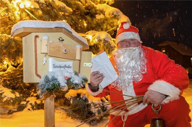 Andrang am Wunschbriefkasten in Schnarrtanne - Uwe Ficker als Weihnachtsmann am Wunschbriefkasten neben dem Haus des Gastes in Vogelsgrün. Im vorigen Jahr hatte es den erstmals gegeben.