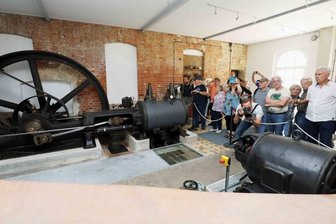 Andrang auf Entdeckertour in Crimmitschau: Leserinnen und Leser tauchen in die Textilgeschichte ab - Vorführung der Dampfmaschine im Maschinenhaus.