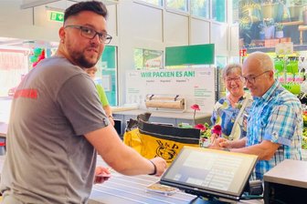 Andrang bei Baumarkt-Eröffnung im Erzgebirge: Kunden stehen schon halbe Stunde vorher Schlange - Steve Andreis ist Teil des vierköpfigen Teams im neuen Baumarkt in Aue. Zu den ersten Kunden am Donnerstag gehörten Regina und Dieter Graßer.