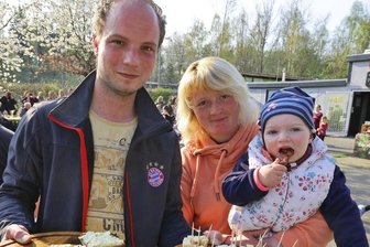 Andrang bei Direktvermarktern - Zu den Marktschwärmern am Donnerstagabend in Lichtenstein gehörtenDavid Spannenkrebs mit seiner Frau Cathy und Tochter Wilma, die Landwirtschaft und einen Hofladen in Rittersgrün betreiben.