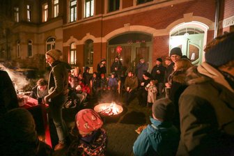 Andrang bei Weihnachtsmarkt auf dem Kaßberg - Besucher konnten sich am Feuer wärmen.