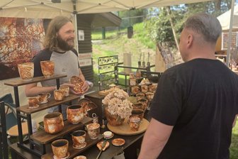 Andrang beim Töpfermarkt in Crimmitschau: 8000 Besucher drängen sich auf dem Gelände - Premiere für Thomas Broedel (l.) in Gablenz: Der Leipziger ist mit dem Umsatz recht zufrieden.
