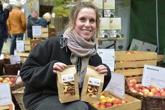 Andrang zur Apfelmesse im Riedelhof Eubabrunn: Hausgemachte Apfelchips sind der absolute Renner bei den Besuchern - Riedelhof-Mitarbeiterin Marie Neudeck bot unter anderem hausgemachte Bio-Apfelringe an.