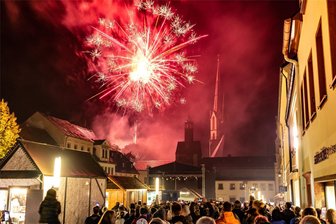 Andrea-Berg-Double, Rummel, Kettensägen und endlich wieder Feuerwerk: Das erwartet Besucher des Burgstädter Stadtfestes - Ein Höhenfeuerwerk ist Tradition beim Burgstädter Stadtfest. Aber aus Kosten- und anderen Gründen musste es auch schon abgesagt werden. Dieses Jahr ist es wieder fest im Plan des Spektakels vom 4. bis 6. Oktober enthalten.