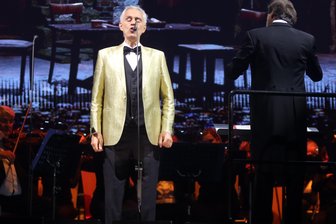 Andrea Bocelli in Leipzig begeistert - mit Einschränkungen - Andrea Bocelli während seines Auftritts am Dienstag in der Arena Leipzig.