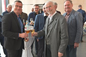Andreas Beger feierlich als Bürgermeister von Halsbrücke verabschiedet - Andreas Beger hat am Freitag zum Abschied auch mit Wilsdruffs Bürgermeister Ralf Rother (links) angestoßen.