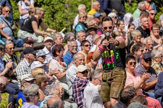 Andreas-Gabalier-Double heizt Besuchern des Pfingstsingens am Röthelstein ein - Um auch jüngere Besucher anzusprechen, trat bei der 70. Auflage des Pfingstsingens ein Andreas-Gabalier-Double auf. Zudem wurde der 1. Vogtländische Schalmeienzug aus Auerbach neu in das Programm aufgenommen. Ebenfalls zum Programm gehörten die Jagdhornbläser aus Klingenthal, der Freiburger Männerchor Frohsinn-Concordia, Eintracht Freiburg, Harmonic Brass des Stadtorchesters Auerbach, Frauenchor Rodewisch, Männerchor Beerheide, Männerchor Hinterhain und der Gemischte Chor Triebtal auf.