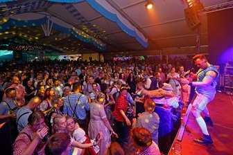 Andreas-Gabalier-Double und der Bürgermeister auf der Bühne: So lief das „Croctoberfest“ in Oberlungwitz - Als Überraschungsgast beim "Croctoberfest" betrat ein Double von Andreas Gabalier die Bühne und ließ es im Riesenzelt richtig krachen.