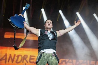 Andreas Gabalier und Roland Kaiser sorgen für Ausnahmezustand: Schwarzenberg bereitet sich auf Tausende Konzertbesucher vor - Der österreichische Musiker Andreas Gabalier gastiert am 2. Juni auf der Waldbühne Schwarzenberg. Zu dieser ausverkauften Veranstaltung werden mehr als 10.000 Besucher erwartet, ebenso zum ausverkauften Konzert des Entertainers Roland Kaiser am folgenden Tag. 