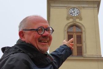 Andreas Völkel bringt die Sommerzeit nach Werdau - Noch zeigt die Uhr der Werdauer Marienkirche Winterzeit. Am Sonntag stellt Andreas Völkel sie um.