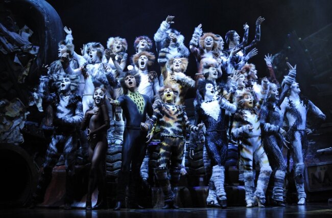 Andrew Lloyd Webber feiert 75 Geburtstag zwischen Premierentriumph und privaten Sorgen - Mit dem Musical "Cats" gelang Andrew Lloyd Webber 1986 der Durchbruch in Deutschland. Im Hamburger Operettenhaus lief das Musical fast 15 Jahre lang. 