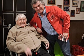 Andy Borg in Glauchau: Wie eine Seniorin im Rollstuhl doch noch einen Platz im Stadttheater bekam - Dank ihrer Enkelin durfte sich Elfriede Bär hinter der Bühne mit Andy Borg treffen.