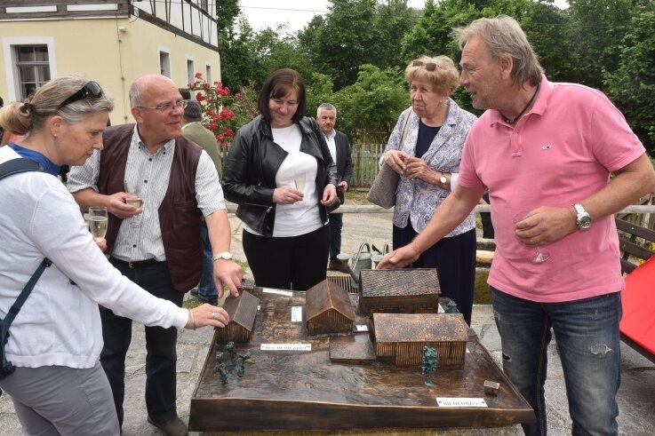 Anfassen erlaubt: Dorfmuseum in Gahlenz zum Ertasten - Kunsthandwerker Bert Noack (r.) und der ehemalige Bürgermeister Lothar Hofmeister (2. v. l.) weihten das neue Tastmodell ein. 