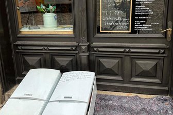 Anfeindungen gegen Grüne im Landkreis Zwickau: Gasheizgeräte vor Büro entsorgt - Diese beiden Heizgeräte landeten diese Woche vor dem Grünen-Büro in Glauchau.