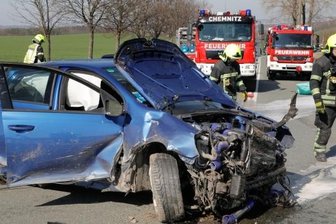Angeblicher Raser vor Gericht - Auf der B 95 ereignete sich im März 2020 ein Unfall. Bei dem Auto handelt es sich um einen VW Golf mit einem 745 PS starken Motor.