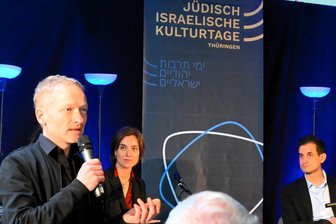 Angebot auch für Vogtländer: Jüdisch-Israelische Kulturtage Thüringen starten - Johannes Gräßer (li.) mit Sarah Maria Sander und Philipp Peymann Engel im Vorjahr