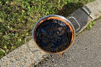 Angebranntes Essen führt in Markersbach zu Feuerwehreinsatz - Aus diesem brodelnden Topf auf dem Küchenherd entwich der Qualm.