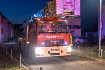 Angebranntes Essen löst Feuerwehreinsatz im Erzgebirge aus – Mieter muss ins Krankenhaus - Feuerwehren sind zu einem Mehrfamilienhaus in Oelsnitz ausgerückt. Darunter dieses Drehleiterfahrzeug.
