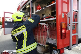 Angebranntes Essen ruft erneut Retter in Schwarzenberg auf den Plan: Warum die Anzahl der Einsätze steigt - Kameradin Hanna Schuffenhauer hebt die unbenutzten Schläuche wieder ins Fahrzeug.