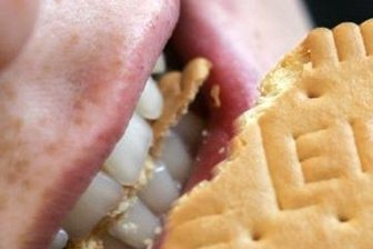 Angefressen - Markenware im Mund.