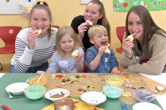 Angehende Erzieher gestalten mit Freiberger Kindern bunten Martinstag -