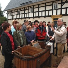 Angehende Gästeführer erhalten selbst Führung - 
              <p class="artikelinhalt">Klaus Zschage (re.) informierte am Montag die künftigen Gästeführer in einer Seminarpause über das Schwarzbacher Museum. Mario Hösel</p>
            