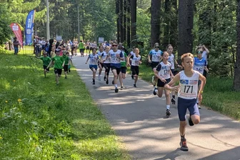 Angehende Sportschülerinnen aus dem Erzgebirge laufen der Konkurrenz davon - Der Start- und Zielbereich befand sich am ATSV-Vereinsheim in Gelobtland.