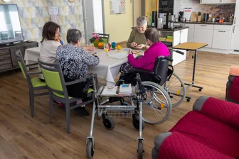 Angehörige retten Senioren-WG im Vogtland – Betreuung jetzt sogar günstiger - Gemeinschaftsspiele werden in der Werdaer Senioren-WG groß geschrieben.