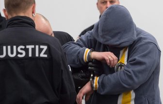 Angeklagt wegen Terrors - Der angeklagte Mike S. kurz vor Prozessbeginn. Er gehörte zu den drei der acht Angeklagten, die ihr Gesicht vor den Fotografen schützten.