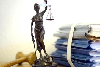 Angeklagter bricht sich den Fuß - Prozess gegen "Revolution Chemnitz" vertagt -