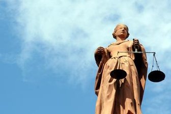 Angeklagter erscheint mit der Familie im Schlepptau -