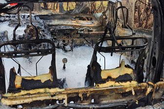 Angeklagter gesteht, dass er Autos in Zwickau angezündet hat – aber ist er schuldfähig? - Ein ausgebranntes Auto. Ähnliche Bilder hat es im vergangenen September in Zwickau gegeben.