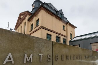 Angeklagter marschiert mit Hakenkreuz in Amtsgericht Marienberg - Mit dem Betreten des Marienberger Amtsgerichtes handelte sich der Angeklagte neuen Ärger ein.