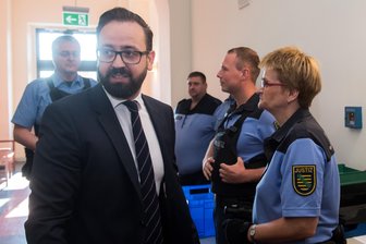 Angeklagter nicht erschienen - Vernehmung von Justizminister Gemkow geplatzt - Sachsens Justizminister Sebastian Gemkow (CDU) war als Zeuge ins Amtsgericht in Leipzig geladen. Im November 2015 war ein Anschlag auf seine Wohnung verübt worden.