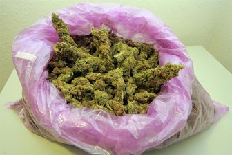 Angeklagter räumt Drogenhandel ein: „Ich brauche Geld für Essen“ - Von der Polizei sichergestelltes Haschisch: Ein Mann aus Plauen soll rund 90 Gramm dieser Droge in abgepackten Tütchen bei sich zu Hause aufbewahrt haben.