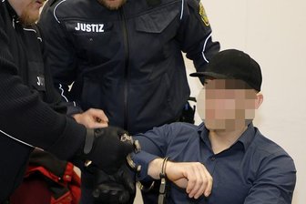 Angeklagter soll einen Bekannten angefahren und überrollt haben - 