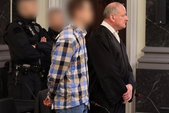 Angeklagter zu Dreifach-Axtmord im Vogtland: „Ich wollte raus aus diesem Haus, weg aus dem Dorf“ - Wegen dreifachen Mordes steht ein junger Mann aus Tirpersdorf vor Gericht. Neben ihm steht sein Pflichtverteidiger Andreas Baumann.