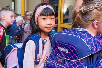 Angekommen in Olbernhau: Anh Thu ist jetzt ein Schulkind - Die achtjährige Anh Thu ist jetzt auch ein Schulkind. Am Montag erlebt sie zusammen mit 14 anderen Abc-Schützen aus Olbernhau ihren ersten Schultag in der Grundschule in Blumenau.