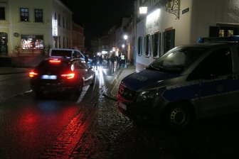 Angekündigter Protest gegen Corona-Schutzmaßnahmen in Zwönitz: Beamte sichern Markt - In Zwönitz kam es zu Auseinandersetzungen mit Beamten.