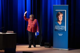 Angela Merkel in Chemnitz: Die Bilder vom Besuch der Ex-Kanzlerin - Bundeskanzlerin a.D. Angela Merkel las in der Chemnitzer Stadthalle vor mehr als 2000 zahlenden Gästen aus ihren Memoiren.