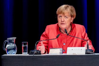 Angela Merkel in Chemnitz: Gefeiert wie ein Pop-Star - Ex-Bundeskanzlerin Angela Merkel las in der Chemnitzer Stadthalle vor fast 2000 Gästen aus ihren Memoiren.