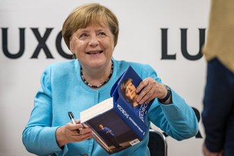 Angela Merkel kommt nach Chemnitz: Das ist der Grund - Prag am gestrigen Dienstag: Angela Merkel bei einer Präsentation ihres Buches „Freiheit“.