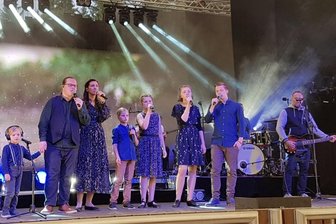 Angelo Kelly: Was wurde aus Ärger um Jugendschutz bei Auftritt in Bad Elster? - Die Kellys am 9. Juli 2019 in Bad Elster: Weil Sohn William (links) mit drei Jahren nach 17 Uhr auf der Bühne gestanden haben soll - was nach Gesetz verboten ist -, ermittelt jetzt die Landesdirektion.