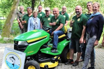Angelverein geht's nicht nur ums Fischen - Bei der Übergabe des Traktors waren auch Bürgermeisterin Silke Franzl (3. v. l.), Vereinschef Tobias Uhlig (auf dem Traktor) und Annekathrin Pyrdok (r.) vom Verein zur Entwicklung der Zwönitztal-Greifensteinregion anwesend.